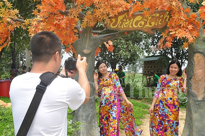 thung lung hoa nhat tan nhon nhip hoat dong vui choi ngay le