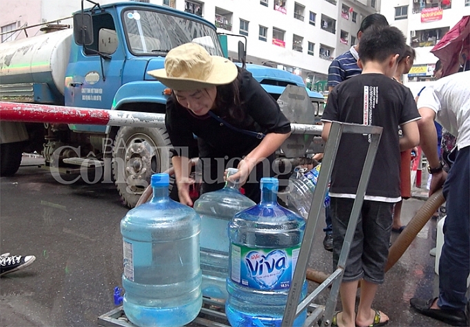 nguoi dan ha noi chat vat xep hang cho nuoc sach