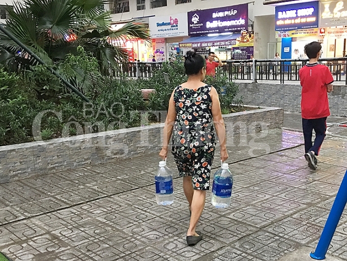 nguoi dan ha noi chat vat xep hang cho nuoc sach