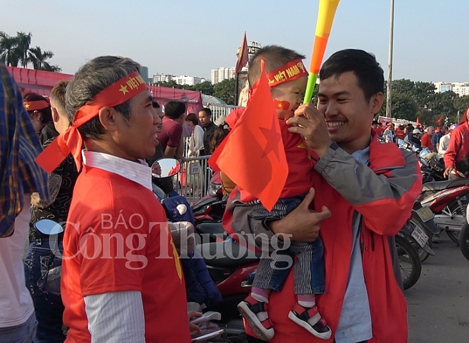 co dong vien dot chay khong khi tai san my dinh truoc gio bong lan