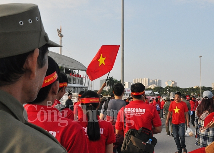 co dong vien dot chay khong khi tai san my dinh truoc gio bong lan