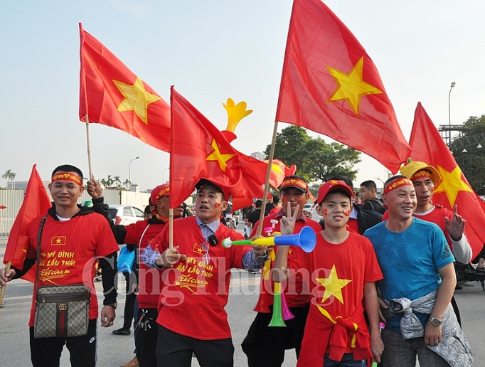 co dong vien dot chay khong khi tai san my dinh truoc gio bong lan