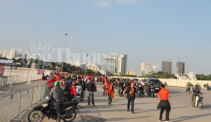 co dong vien dot chay khong khi tai san my dinh truoc gio bong lan