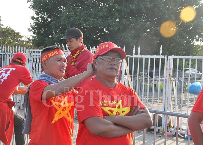 co dong vien dot chay khong khi tai san my dinh truoc gio bong lan