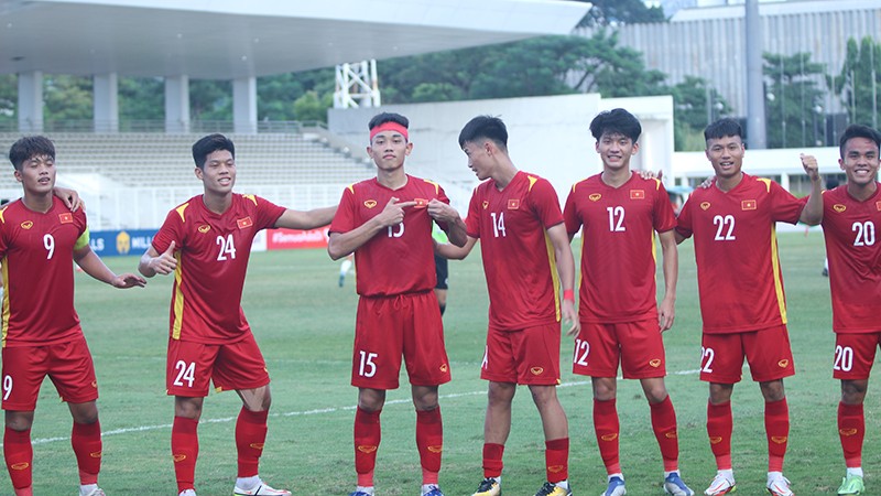 Cầu thủ U19 Việt Nam phải khâu 5 mũi ở đầu