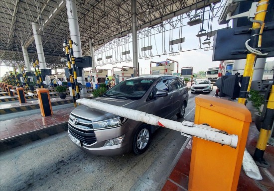 Ngày đầu thực hiện thu phí không dừng: Ùn ứ tại nhiều tuyến cao tốc vì sự cố