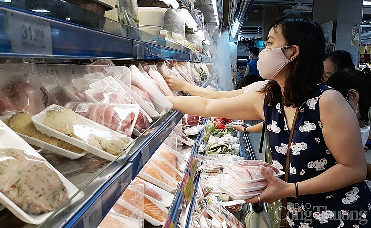 Người tiêu dùng mua hàng hóa tại siêu thị Co.op Mart Hà Đông