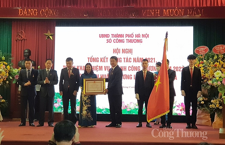 Nhân dịp này, Sở Công Thương đã được Nhà nước tặng Huân chương lao động hạng 3 vì có thành tích xuất sắc trong việc triển khai nhiệm vụ năm 2021.