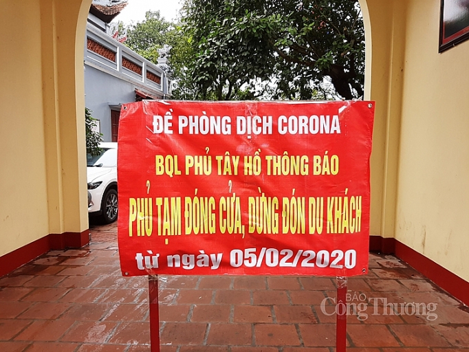 hang loat cac chua tren dia ban ha noi tam dung don khach do dich corona