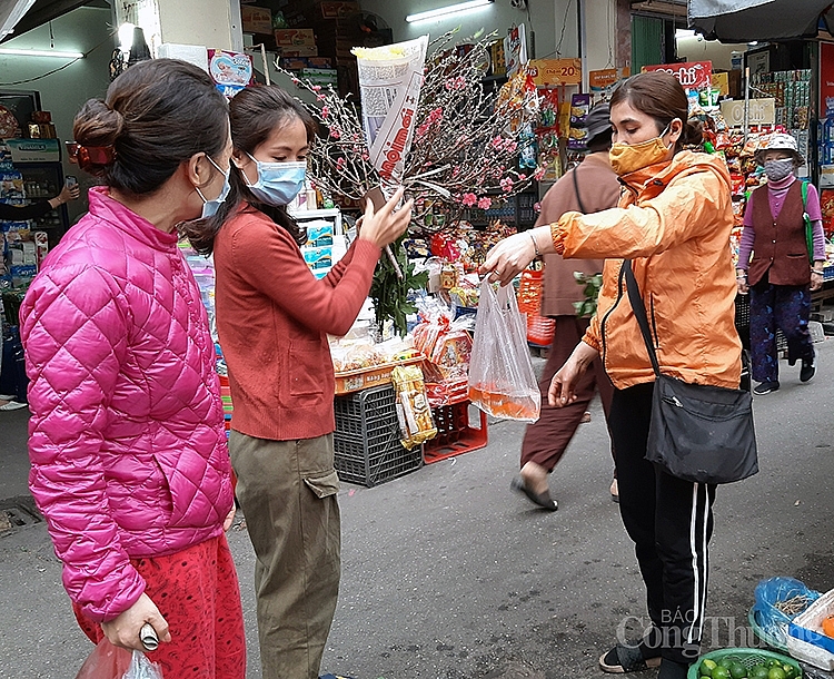 Người dân Hà Nội mua cá chép về thắp hương ông Công, ông Táo