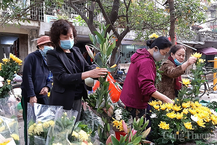 Hoa tươi đắt khách, tuy nhiên, giá bán không cao hơn so với ngày thường