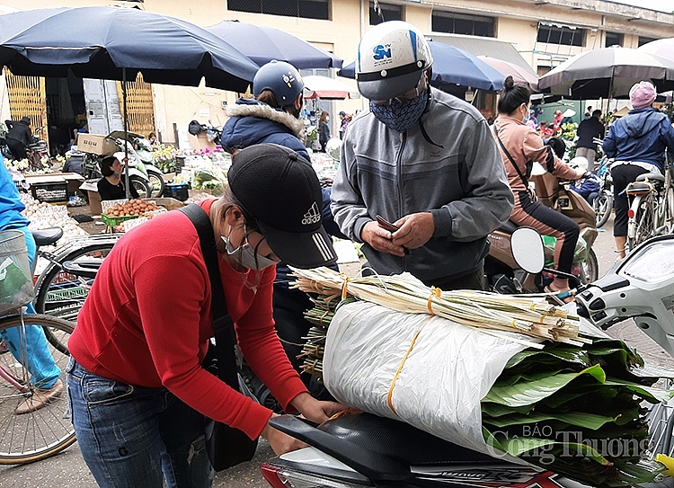 Giá lá dong khoảng từ 70.000 - 120.000 đồng/100 lá