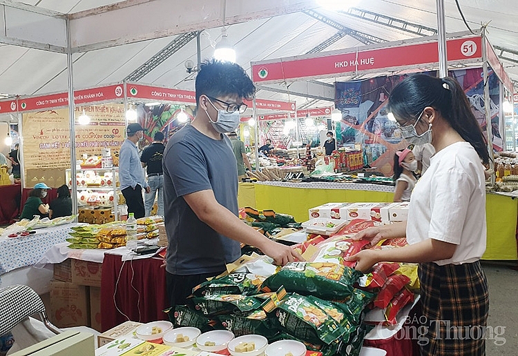 Sản phẩm bánh đậu xanh Hải Dương và nhiều sản phẩm khác của Công ty Chế biến thực phẩm Hưng Long cũng có mặt tại Tuần hàng Việt.