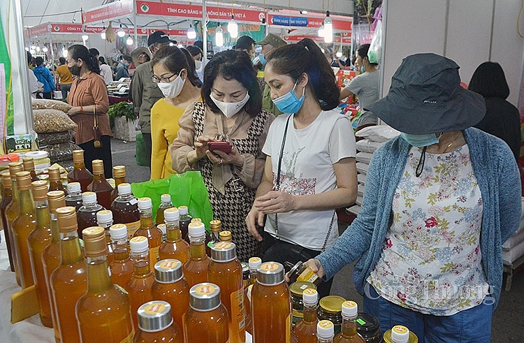 Trước lễ khai mạc, các gian hàng tại Tuần hàng đã thu hút rất đông đảo người tiêu dùng Thủ đô đến tham quan, mua hàng hóa