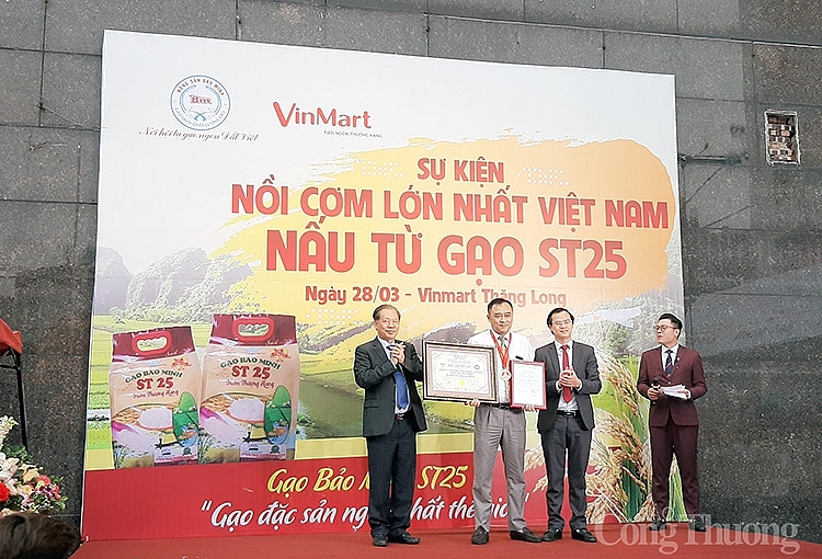 Đại diện Vietkings trao chứng nhận và kye niệm chương cho Công ty Bảo Minh