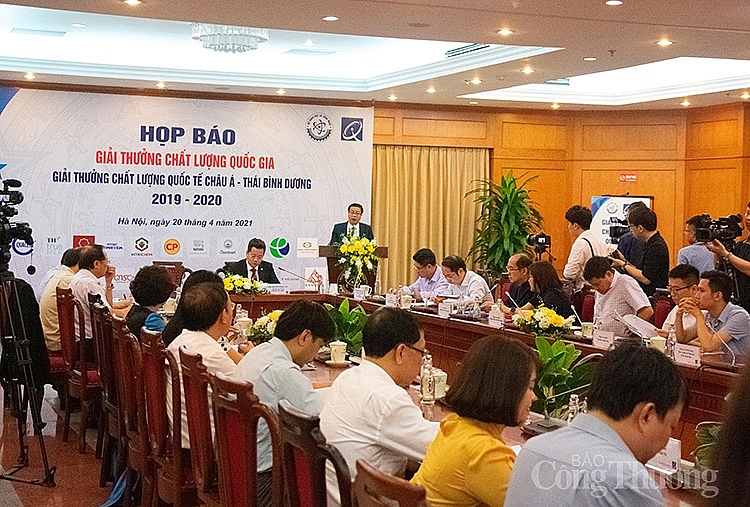 Toàn cảnh họp báo