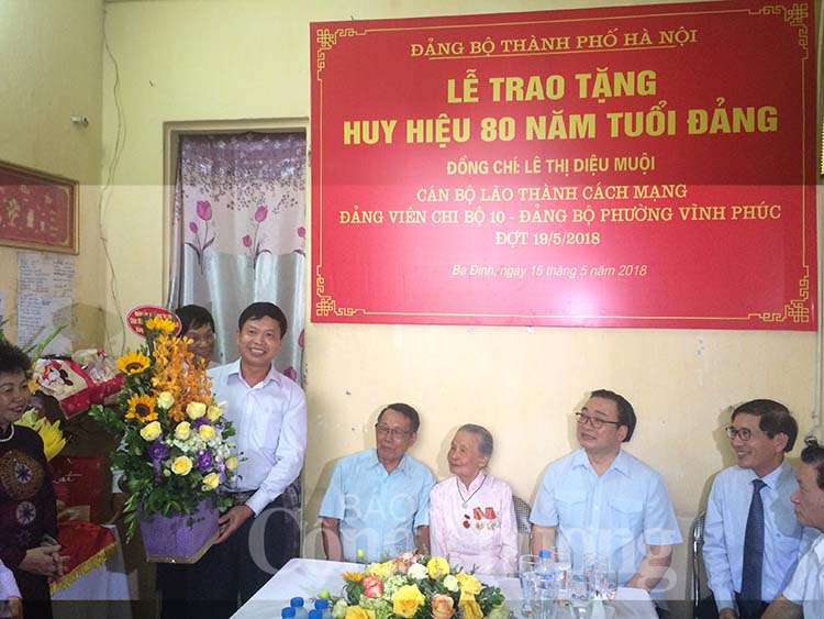 Trao huy hiệu 80 tuổi Đảng cho nguyên Thứ trưởng Bộ Nội thương