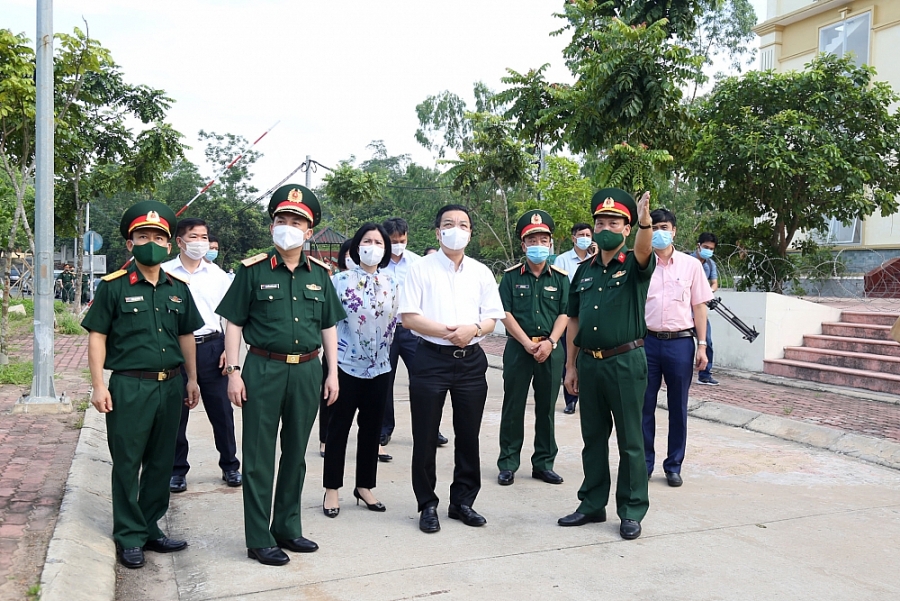 Ông Chu Ngọc Anh - Chủ tịch UBND TP Hà Nội kiểm tra khu cách ly Trường Quân sự Bộ Tư lệnh Thủ đô sáng 31/5