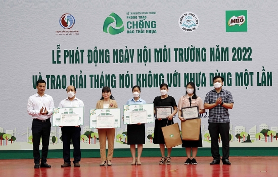 nestle milo dong hanh cung noi khong voi ong hut nhua dung mot lan