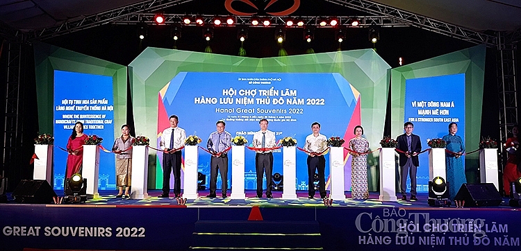 Các đại biểu cắt băng khai mạc Hội chợ triển lãm hàng lưu niệm Thủ đô năm 2022