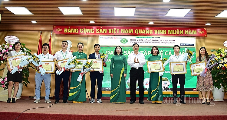 GS,TS Nguyễn Thị Lan, Giám đốc Học viện Nông nghiệp Việt Nam và ông Nguyễn Xuân Cường, nguyên Bộ trưởng Bộ Nông nghiệp và phát triển nông thôn trao giải cho các nhóm nghiên cứu. 