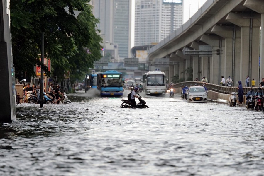 Một điểm ngập úng trên đường Nguyễn Trãi, chiều 29/5. Ảnh: Ngọc Thành