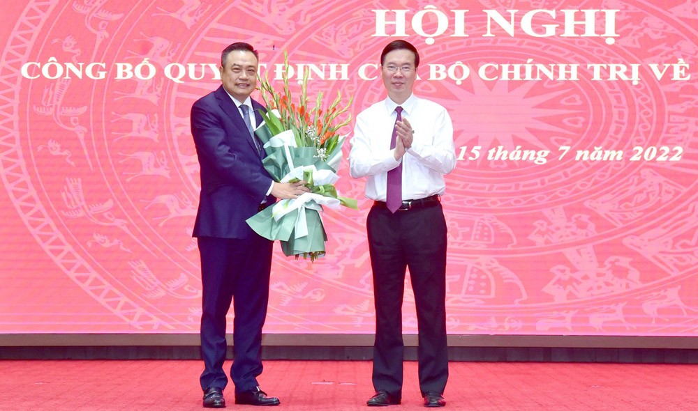Đồng chí Võ Văn Thưởng, Thường trực Ban Bí thư đã trao quyết định của Bộ Chính trị cho đồng chí Trần Sỹ Thanh.