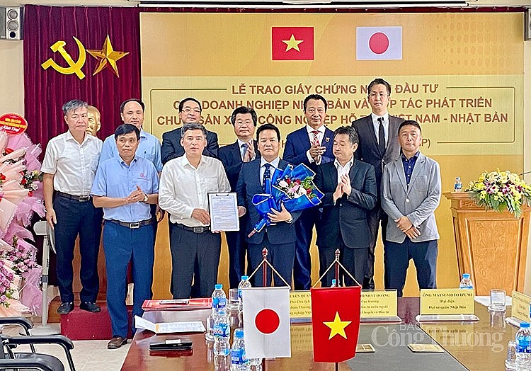 đại diện khu công nghiệp Hanssip đã trao giấy chứng nhận đầu tư cho Công ty Onaga (Nhật Bản), 