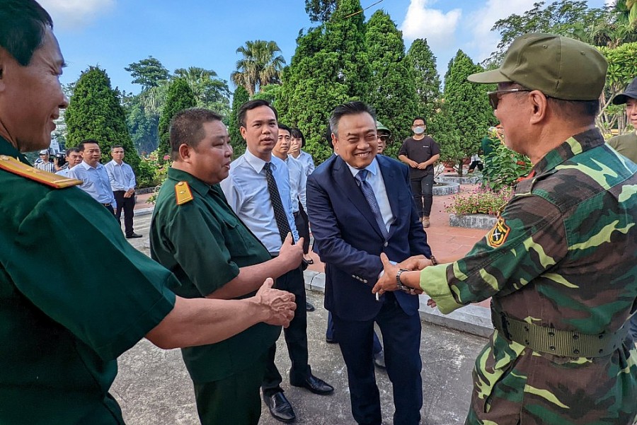 Chủ tịch UBND TP Hà Nội Trần Sỹ Thanh thăm hỏi thương binh, cựu binh chiến trường Vị Xuyên