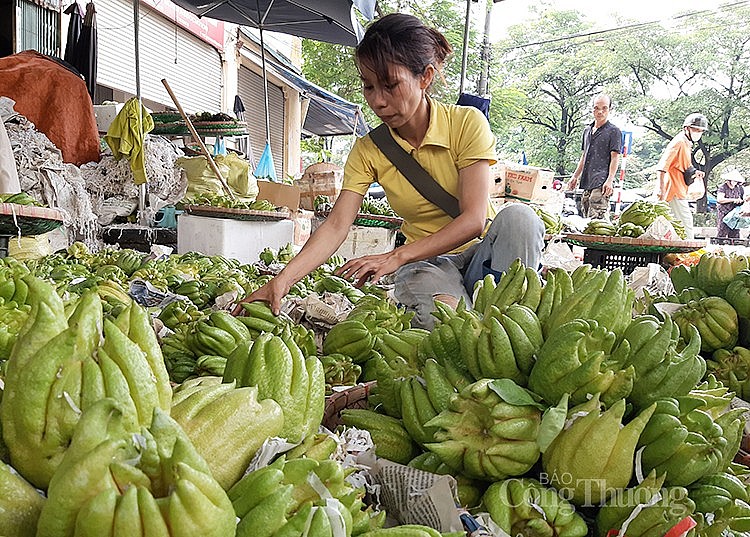 Nhộn nhịp thị trường rằm tháng 7