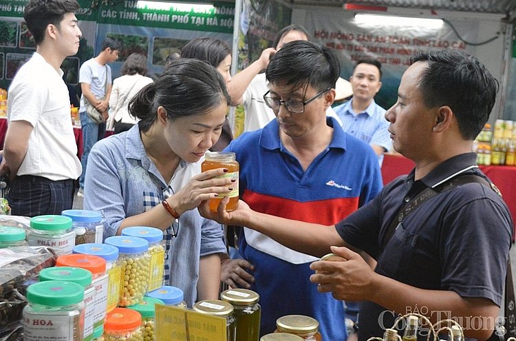 3641-dong-dao-nguoi-tieu-dung-den-tham-quan-mua-hang