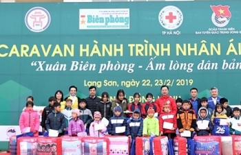 caravan hanh trinh nhan ai 2019 tiep them dong luc cho nhan dan va can bo chien si o khu vuc bien gioi
