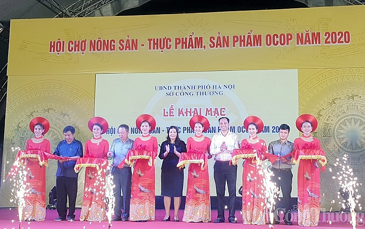 4254-khai-mac-hoi-cho-ocop-pho-di-bo-trinh-cong-son