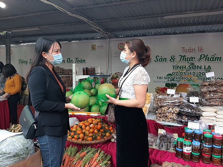 chị Nguyễn Thị Sen- thành viên Hợp tác xã Hưng Thịch (Sơn La) giới thiệu sản phẩm đến người tiêu dùng Thủ đô