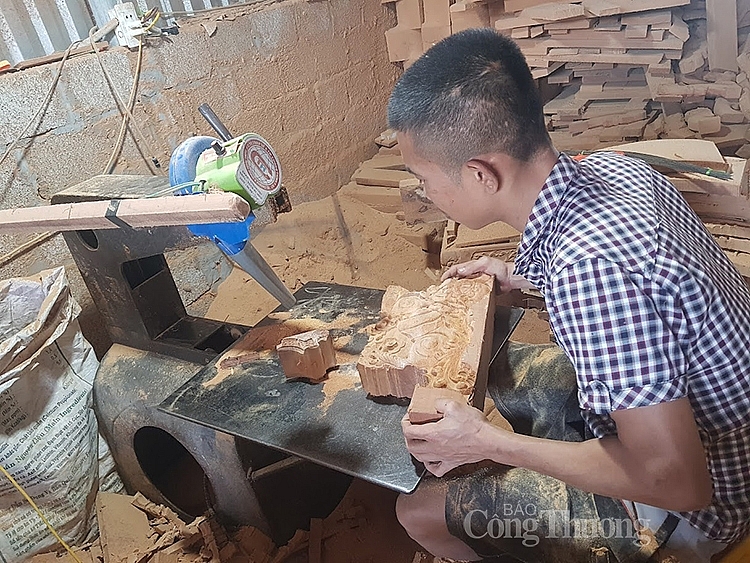 các hộ sản xuất kinh doanh nghề gỗ tại Hữu Bằng đang hối hả sản xuất trả nợ đơn hàng cuối năm cũng như đón đơn hàng cho năm mới.