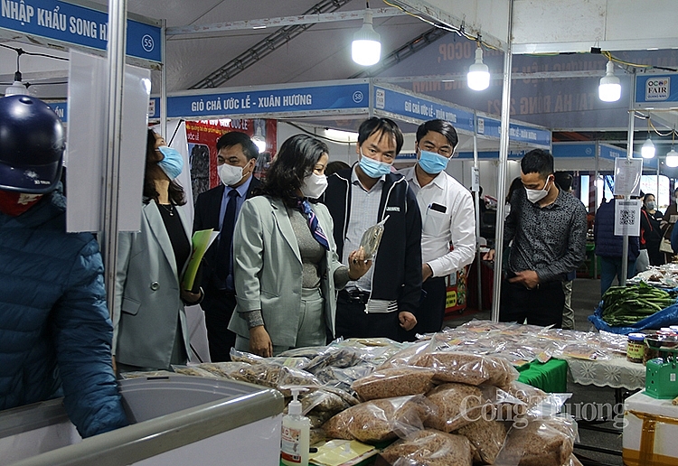 Các đại biểu đi thăm quan gian hàng