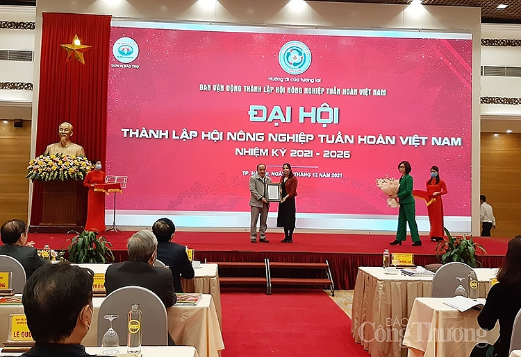 Đại diện Bộ Nội vụ công bố và trao Quyết định thành lập Hội