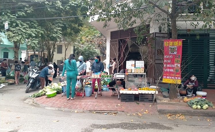 Đi chợ truyền thống ngày giáp Tết: Vượt ra khỏi ranh giới bán - mua