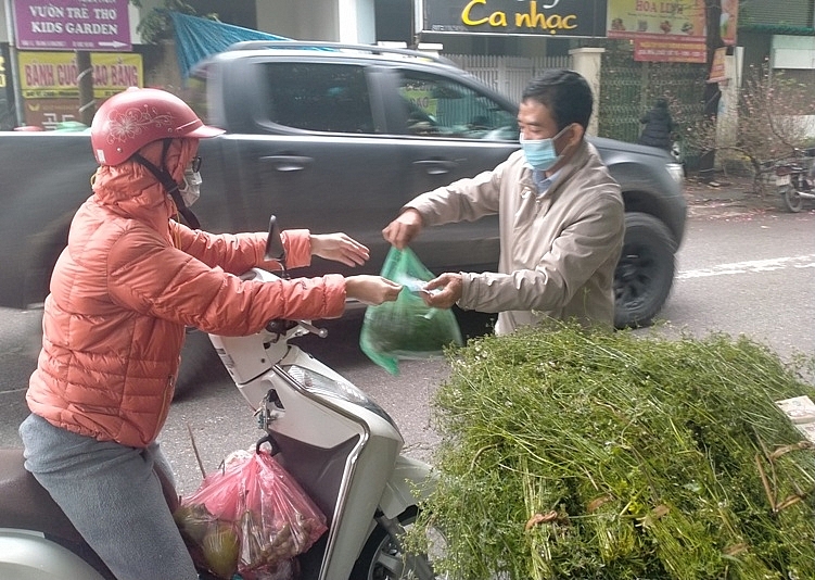 Tắm nước lá mùi già vào chiều 30 Tết: Nét văn hóa của người dân Thủ đô