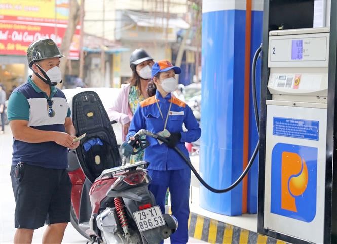 Công Thương qua góc nhìn báo chí ngày 15/6: “Hạ nhiệt” giá xăng thông qua đề xuất giảm tối đa thuế bảo vệ môi trường