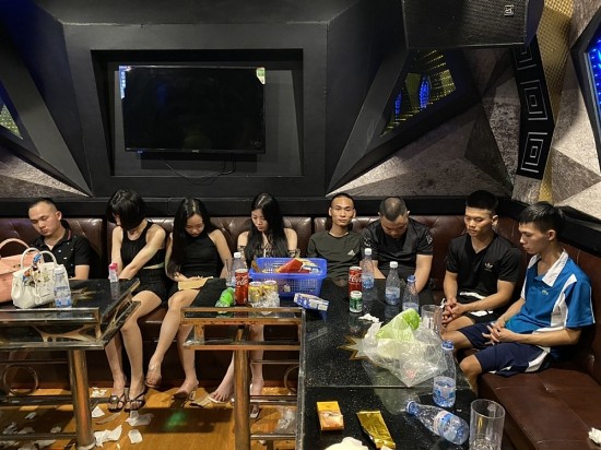 cong an tinh vinh phuc bat giu 26 doi tuong su dung ma tuy trong 2 quan karaoke