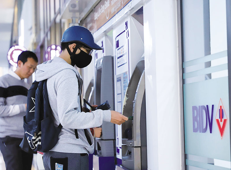 Nhu cầu rút tiền giảm mạnh, ngân hàng không lo nghẽn ATM