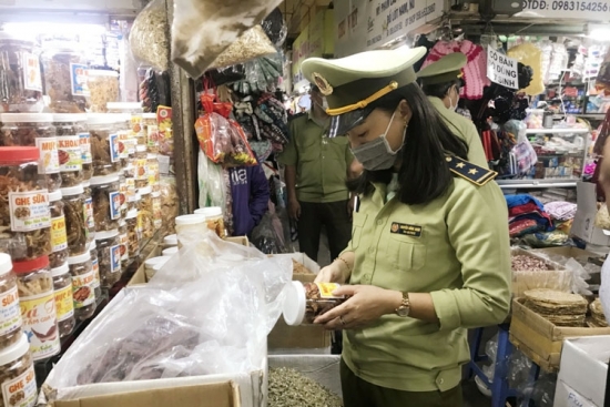khanh hoa hang hoa vang nguoi mua tieu thuong ngoi tren dong lua