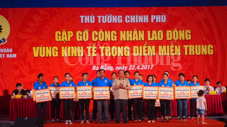 Thủ tướng Chính phủ đối thoại với công nhân miền Trung