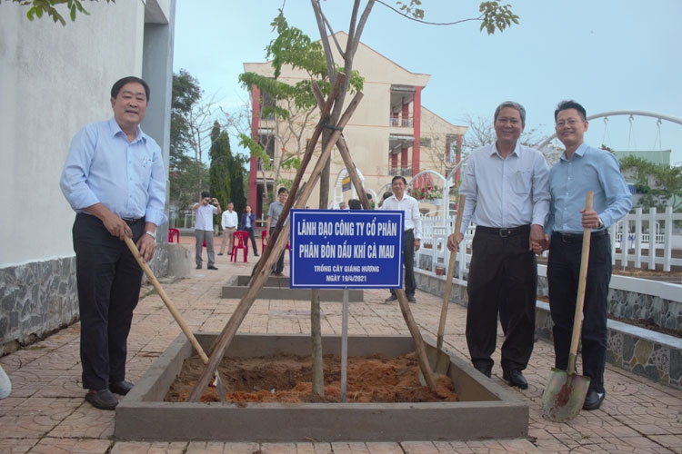 Phân bón Cà Mau trao 60 suất học bổng cho sinh viên Khoa Nông nghiệp – Trường Đại học Cần Thơ