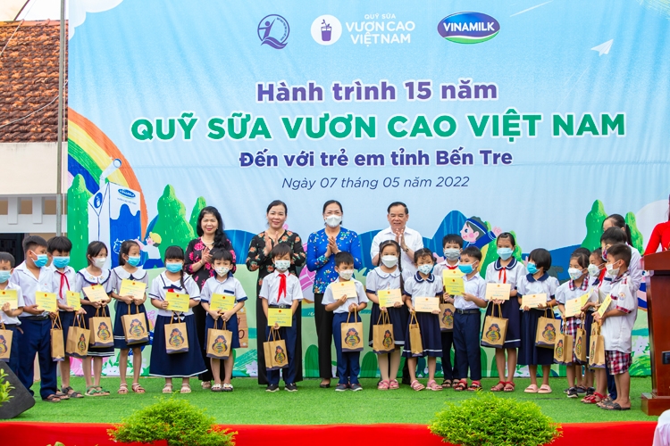 Quỹ sữa Vươn cao Việt Nam và Vinamilk trao tặng 1,9 triệu ly sữa cho 21.000 trẻ em trong năm 2022