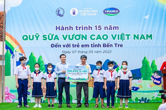quy sua vuon cao viet nam va vinamilk trao tang 19 trieu ly sua cho 21000 tre em nam 2022