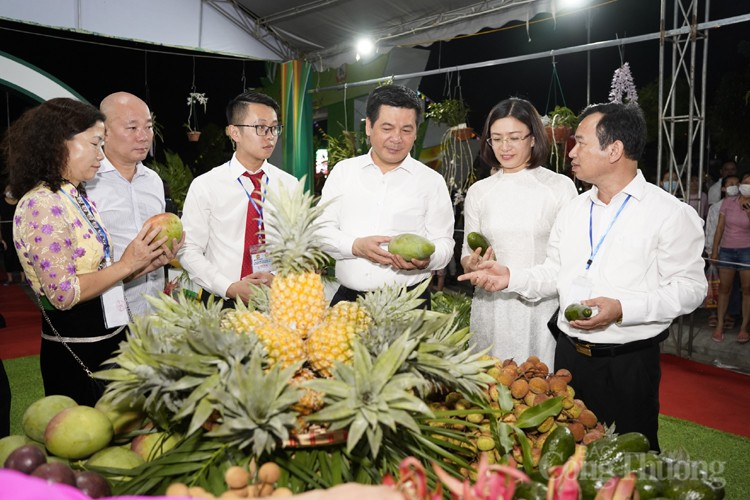 Chùm ảnh: Bộ trưởng Nguyễn Hồng Diên dự lễ khai mạc Festival trái cây và sản phẩm OCOP Việt Nam năm 2022