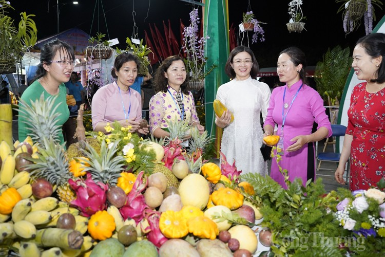 Chùm ảnh: Bộ trưởng Nguyễn Hồng Diên dự lễ khai mạc Festival trái cây và sản phẩm OCOP Việt Nam năm 2022