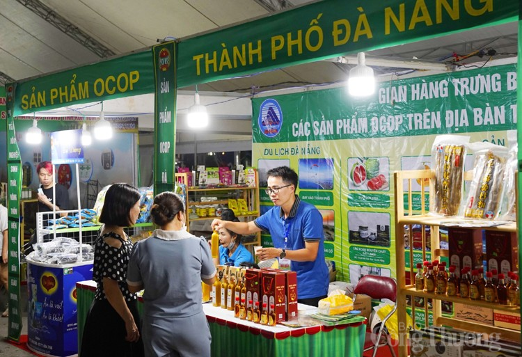 Chùm ảnh: Bộ trưởng Nguyễn Hồng Diên dự lễ khai mạc Festival trái cây và sản phẩm OCOP Việt Nam năm 2022